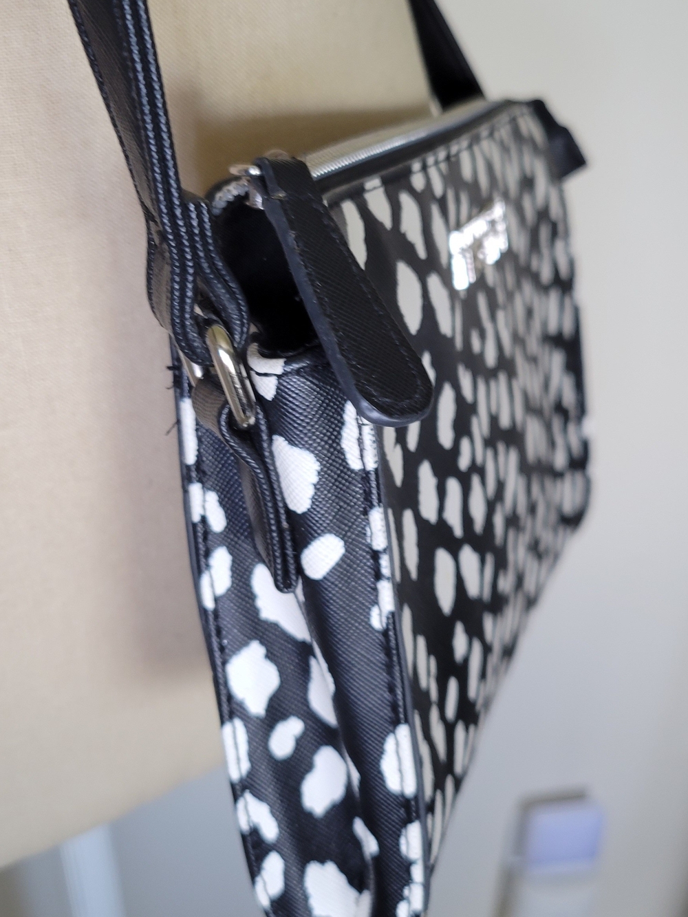 Kenneth Cole Reaction Black and White Dalmatian Print/ Polka Dot Crossbody - Picture 10 of 16